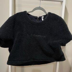 Lululemon textured fleece cropped embroidered logo t-shirt black 14